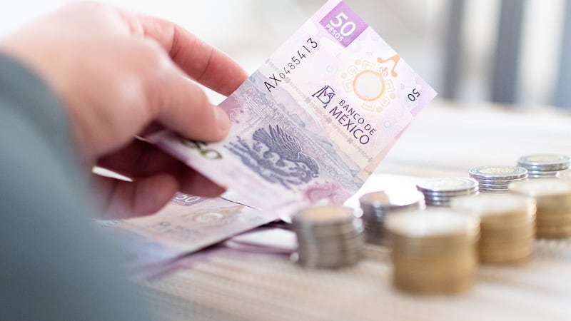 Peso se debilita por cautela ante decisión de Banxico con la tasa de interés
