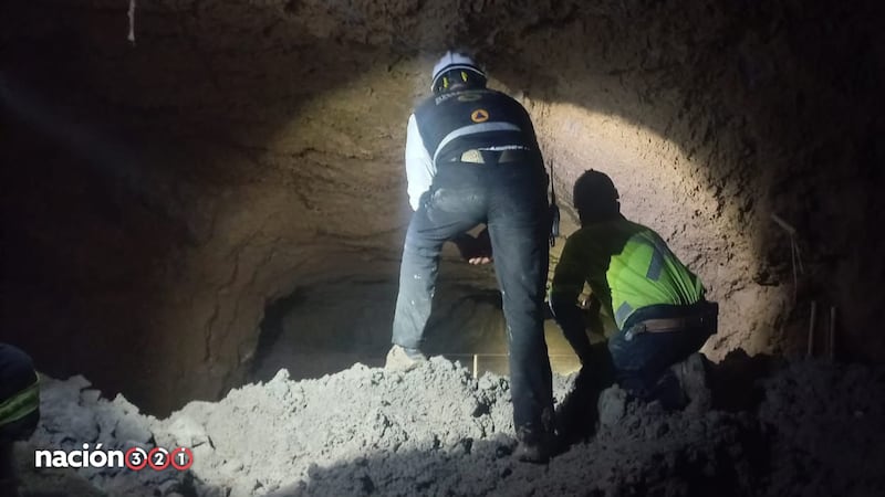 Rescatan con vida al primer trabajador atrapado en la mina Santa Fe, de Sinaloa
