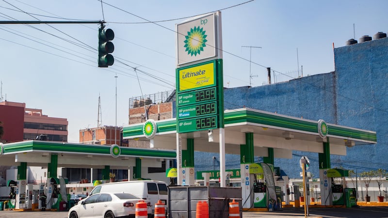 Gasolineros aceptan tope de 28 pesos al precio del diésel, tras acuerdo con Sheinbaum
