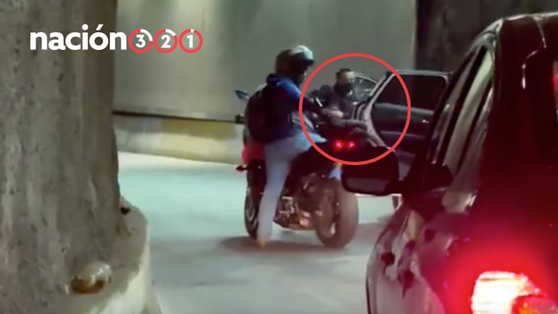 VIDEO: De camino a Santa Fe, ladrones detienen el tránsito para robar Rolex a automovilista