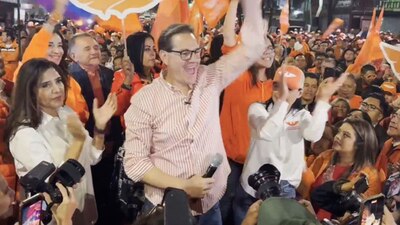 El candidato estuvo acompañado por Alejandra Barrales y Sandra Cuevas