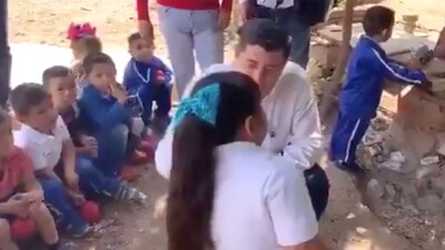 Un alcalde de Morena fue captado mientras le decía a una niña que tenía una "espantosa obesidad"