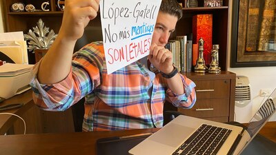 El senador sacó una pancarta durante la comparecencia del funcionario