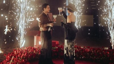 El cantante llenó de rosas y fuegos artificiales a su esposa