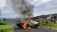 Se registran bloqueos y autos incendiados en Michoacán por enfrentamientos entre cárteles