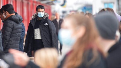 Las escuelas en Toronto, la ciudad más grande de Canadá, cerraron a partir del miércoles por una 3º oleada de contagios