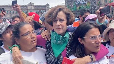 La politóloga abandonó el lugar tras los gritos e insultos de los asistentes a la marcha