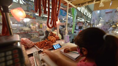 Muchos padres de familiar tienen que llevar a sus hijos a sus centros de trabajo desde donde estudian.
