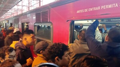 Usuarios del STC reportaron que además de ir llenos los trenes no tienen aire