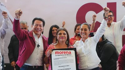 En Iztapalapa le fue entregada su constancia como precandidata única a la jefatura de Gobierno