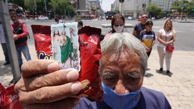 Pese a la petición de confinamiento, fieles capitalinos visitaron la iglesia de San Hipólito