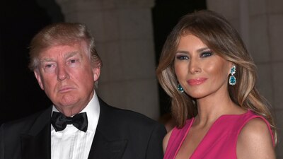 El presidente Trump y su esposa Melania este sábado, durante la gala en su mansión en Palm Beach