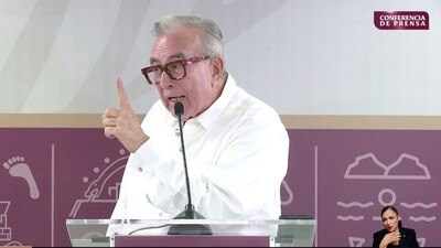 El gobernador ofreció una conferencia de prensa este lunes