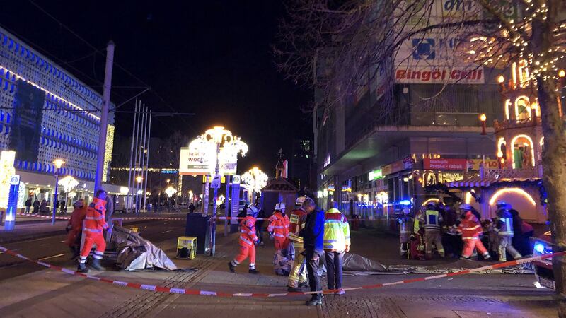 Automovilista arrolla a personas en mercado navideño en Magdeburgo, Alemania