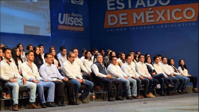 El diputado del PAN Ulises Ramírez (derecha) apoya al aspirante presidencial Rafael Moreno Valle (izquierda)