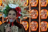 GALERÍA: Con un penacho de elotes en la cabeza, Brugada inaugura iluminación de Día de Muertos en CDMX