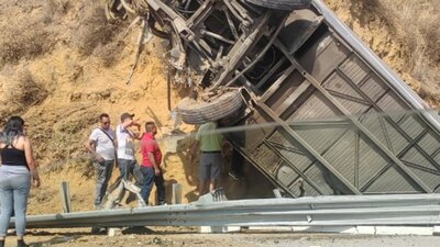 La unidad de transporte público quedó incrustada sobre el carril de acotamiento de la vía