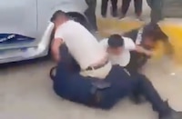 VIDEO: Sujetos atacan brutalmente a policías que atendían una emergencia en Iztapalapa