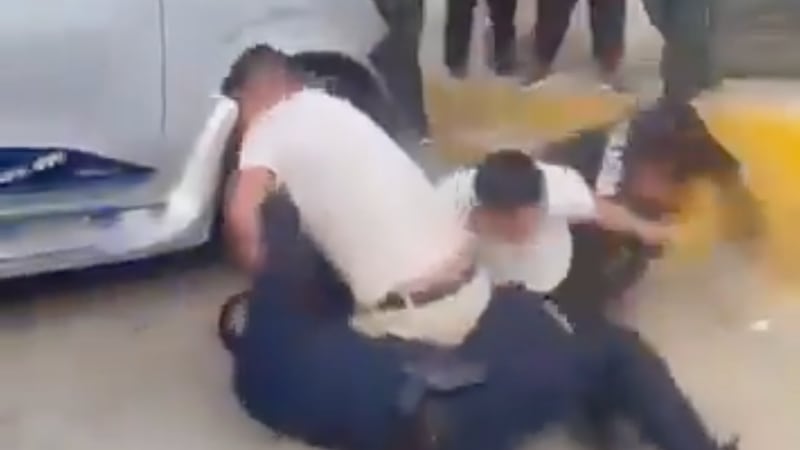 VIDEO: Sujetos atacan brutalmente a policías que atendían una emergencia en Iztapalapa