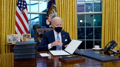 En sus primeras horas como presidente de EU, el demócrata comenzó a firmar diversos decretos