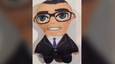 El muñeco de apoyo al canciller fue enviado por simpatizantes de Tijuana, Baja California