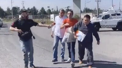 Con chamarra azul, el fiscal abandonó las instalaciones del centro penitenciario