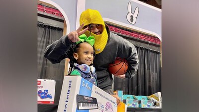 El cantante de reguetón dio más de 25 mil regalos a niños de escasos recursos