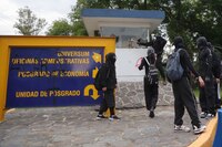 UNAM condena vandalismo en Ciudad Universitaria tras marcha contra la gentrificación