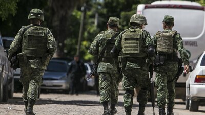 Debido al combate a la delincuencia organizada, miembros del ejército realizan labores fuera de los cuarteles