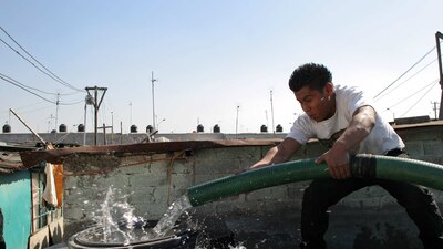 En distintas zonas del país los ciudadanos recurren a pipas para obtener el líquido