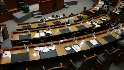 Ante la ausencia de sus representantes, un legislador morenista pidió un minuto de silencio por "muerte" del PAN