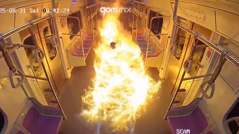 VIDEO: Hombre rocía gasolina e incendia vagón del Metro; lo acusan de homicidio