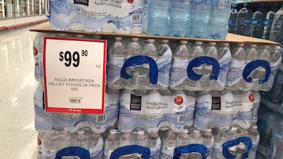 A inicios de la sequía, un paquete de agua contaba 60 pesos, ahora casi 100