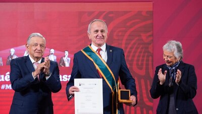 Jesús Seade, subsecretario de América del Norte, recibió la condecoración 'Miguel Hidalgo' en Grado Banda