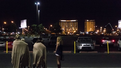 Testigos del tiroteo masivo de este lunes por la madrugada esperan la llegada de la policía en Las Vegas