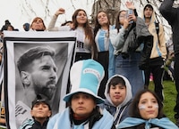 Messi y Scaloni llegan a Argentina tras la final del Mundial; los reciben entre aplausos y afecto