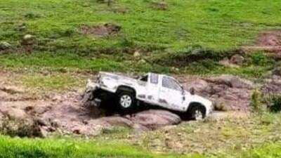 La familia que viajaba en la pick up blanca falleció tras intentar cruzar un arroyo
