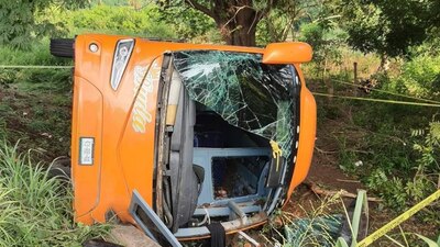 Autoridades investigan el origen de la volcadura sobre la carretera