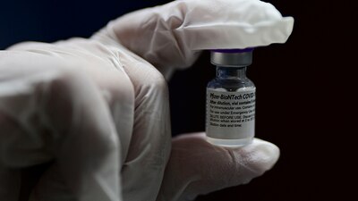 Pfizer decidió reducir las dosis de vacunas que tiene con países para poder hacer una redistribución