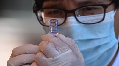 Las variantes parecen estar rompiendo las defensas de las vacunas que no se fabricaron con la tecnología de ARN mensajero