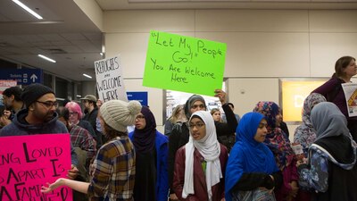 Cientos de ciudadanos de origen musulman protestan ante la orden de Trump para deportarlos