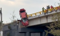 VIDEO: Rescatan a 3 personas tras impactante accidente que dejó a un auto colgado de un puente