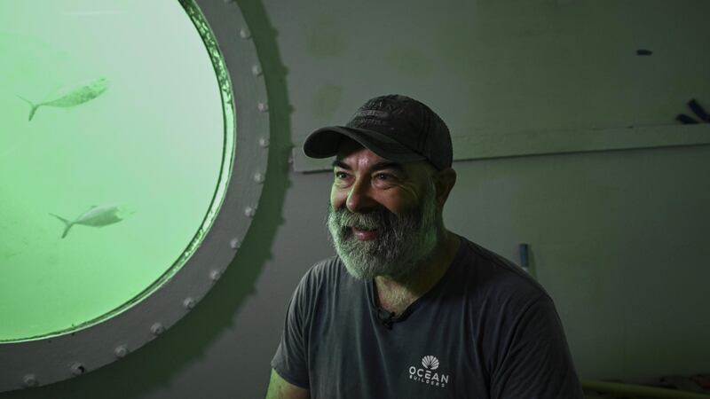 Hombre se va a vivir a 11 metros bajo el mar; busca romper Récord Guinness