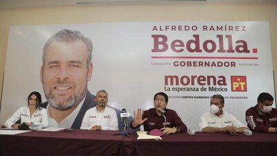 Morena mostró unos mensajes que supuestamente fueron enviados por el gobernador de Michoacán