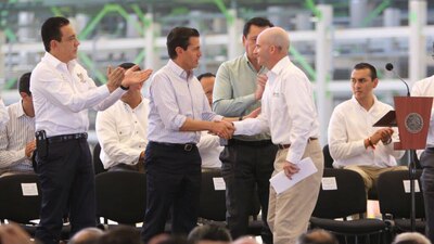 El presidente Enrique Peña Nieto saluda al director de Pemex, José Antonio González
