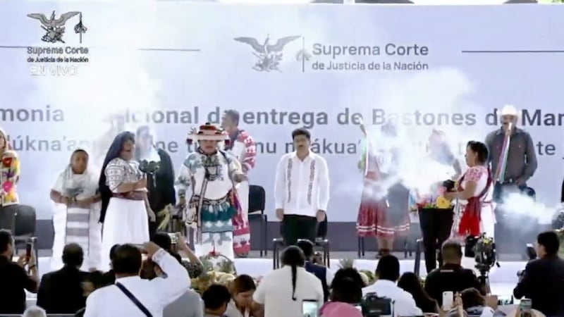 Ministros asisten a ceremonia tradicional de purificación y entrega de bastón de mando