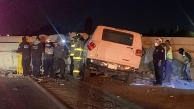Un puente se desplomó en la carretera y cayó sobre una camioneta