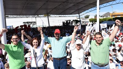 El precandidato priista (centro) buscará la unidad de los nayaritas para fortalecer al estado