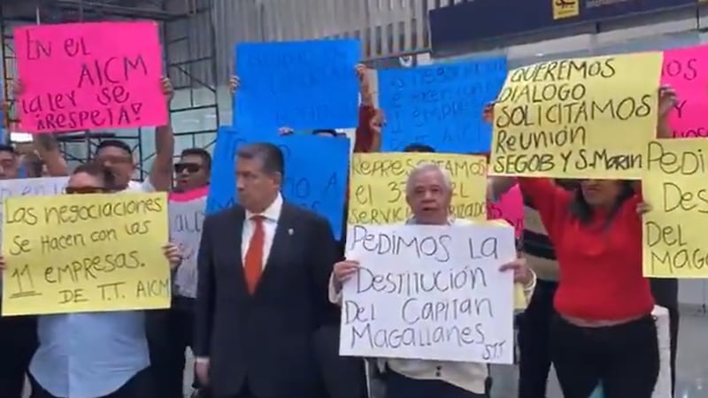Taxistas realizan protesta en la Terminal 2 del AICM