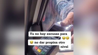 En imágenes que circulan en redes el trabajador porta su terminal bancaria